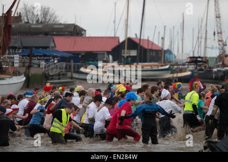 Maldon, Essex, 26 Avr, 2015. concurrents pour l'épreuve de la boue Maldon annuel Crédit : Darren Attersley/Alamy Live News Banque D'Images