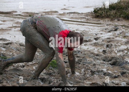 Maldon, Essex, 26 Avr, 2015. voyages concurrent dans la boue lors de l'Assemblée Maldon mud race Crédit : Darren Attersley/Alamy Live News Banque D'Images