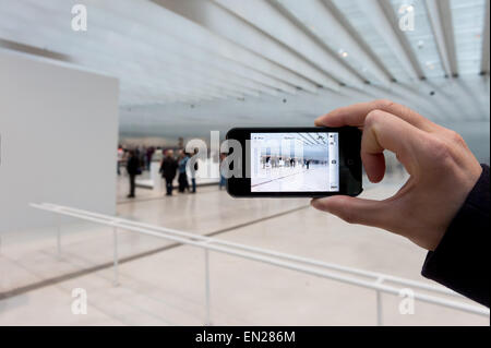 La France, l'objectif, personne à photographier l'intérieur du Louvre-Lens avec un smartphone Banque D'Images