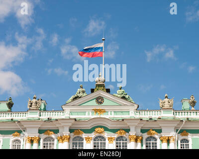 Le Palais d'hiver à Saint-Pétersbourg, Russie, façade, toit et de brandir le drapeau russe dans le vent Banque D'Images