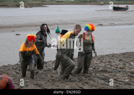 Maldon, Essex, 26 Avr, 2015. Près de la finition concurrents boueux Maldon course annuelle de boue Crédit : Darren Attersley/Alamy Live News Banque D'Images