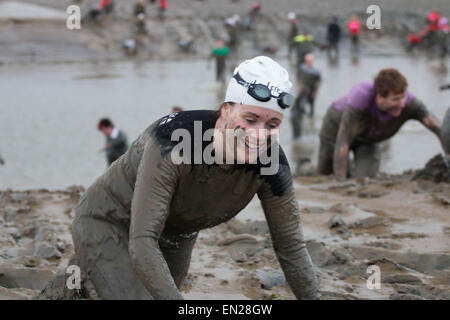 Maldon, Essex, 26 Avr, 2015. concurrents heureux de terminer la course annuelle de Maldon mud Crédit : Darren Attersley/Alamy Live News Banque D'Images