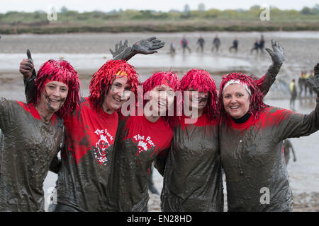 Maldon, Essex, 26 Avr, 2015. Les concurrents de l'équipe de célébrer l'arrivée de la course annuelle de Maldon mud Crédit : Darren Attersley/Alamy Live News Banque D'Images