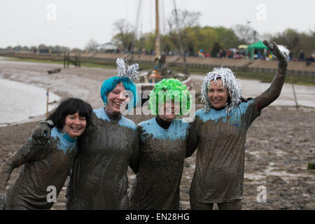 Maldon, Essex, 26 Avr, 2015. concurrents célébrer la finition boue Maldon annuel Crédit : Darren Attersley course/Alamy Live News Banque D'Images