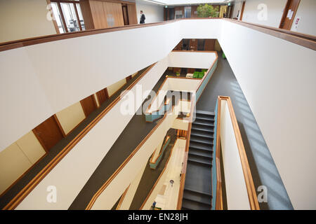 Berlin, Allemagne. Apr 26, 2015. Une vue de l'escalier dans le nouveau ministère de l'intérieur (BMI) à Berlin, Allemagne, 26 avril 2015. En jour et de nuit, 11 000 boîtes de déménagement, 1 500 mètres cubes de bois, et 500 mètres cubes d'ordinateurs et de fournitures ont été portées à l'nouveau ministère avec ses 1 150 bureaux. Le volume total équivaut à 300 camions. Trois entreprises de déménagement partagé la grande mission. Photo : RAINER JENSEN/dpa/Alamy Live News Banque D'Images