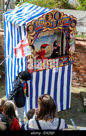 Ollerton,Bretagne,UK : le 26 avril 2015 .Le défilé annuel de St Georges et fun day s'est tenue à jour dans le Nord Bretagne village de Ollerton.Un défilé a commencé la journée suivi par Morris dancing,course de canards,enfants,animation dragon et meurtre. Credit : IFIMAGE/Alamy Live News Banque D'Images