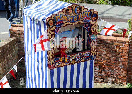 Ollerton,Bretagne,UK : le 26 avril 2015 .Le défilé annuel de St Georges et fun day s'est tenue à jour dans le Nord Bretagne village de Ollerton.Un défilé a commencé la journée suivi par Morris dancing,course de canards,enfants,animation dragon et meurtre. Credit : IFIMAGE/Alamy Live News Banque D'Images