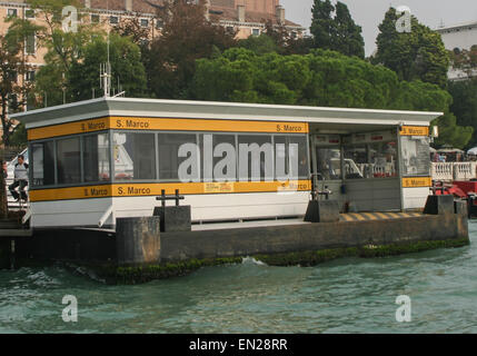 Le 7 octobre, 2004 - Venise, Province de Venise, Italie - Le bateau-bus (vaporetto de San Marco) pier dans le bassin San Marco (St. Place Saint-Marc, le bassin). Venise est l'un des plus populaires destinations touristiques internationales. (Crédit Image : © Arnold Drapkin/Zuma sur le fil) Banque D'Images