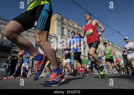 25 avril 2015 - Kiev - Le 26 avril la capitale de l'Ukraine pour la 5ème fois sera l'hôte du demi-marathon international. Nova Poshta Kiev Demi-marathon 2015 se tient traditionnellement sur la place Kontraktova à Kiev (crédit Image : © Nazar Furyk/ZUMA/ZUMAPRESS.com) fil Banque D'Images