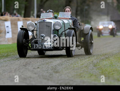 Sport historique et les voitures de course sont conduit sur une piste de style contemporain dans parc du château de Rastede, Allemagne, 26 avril 2015. Classic car fans et collectionneurs se sont réunis dans le temps pluvieux pour le 3ème jours de course Vintage, où ils pouvaient s'adonner à leur passion avec les automobiles des années 1930 à la fin des années 1960. Les modèles roadster britannique Riley (L) et MG peut être vu. Photo : INGRO WAGNER/dpa Banque D'Images