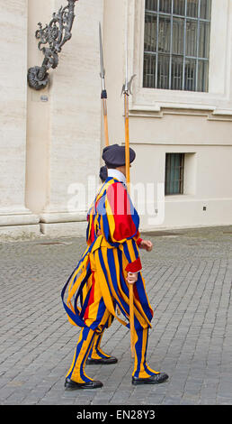 Cité du Vatican, CITÉ DU VATICAN - 1 août : surveillance de la Garde Suisse célèbre entrée basilique le 1 août 2014 dans la Cité du Vatican. L'esprit de la Garde papale Banque D'Images