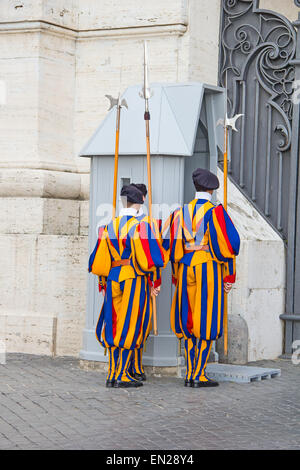 Cité du Vatican, CITÉ DU VATICAN - 1 août : surveillance de la Garde Suisse célèbre entrée basilique le 1 août 2014 dans la Cité du Vatican. L'esprit de la Garde papale Banque D'Images