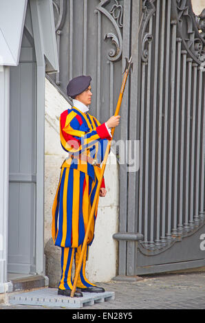 Cité du Vatican, CITÉ DU VATICAN - 1 août : surveillance de la Garde Suisse célèbre entrée basilique le 1 août 2014 dans la Cité du Vatican. L'esprit de la Garde papale Banque D'Images