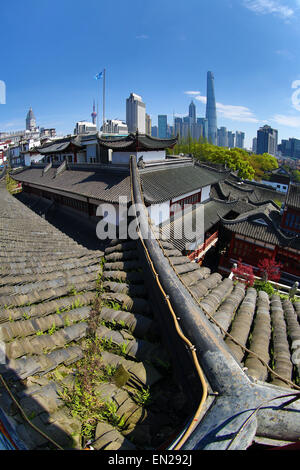 La ville nouvelle de Pudong dans Shangha dans l'arrière-plan de la jardins de Yuyuan dans la vieille ville, Shanghai, Chine Banque D'Images