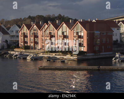 Coucher du soleil sur les maisons construites dans le style d'anciens entrepôts le long du front de mer à Stavanger en Norvège Banque D'Images