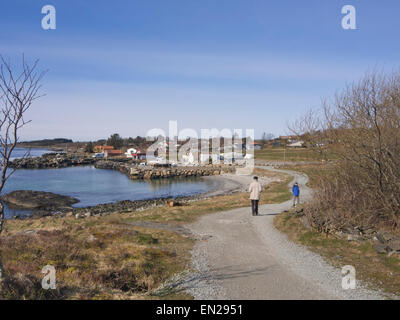 Deux personnes âgées de marcher sur un sentier le long de la côte de la mer du Nord à la périphérie de Stavanger en Norvège, un jour ensoleillé Banque D'Images