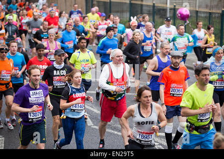 Londres, Royaume-Uni. Apr 26, 2015. Marathon de Londres 2015 Virgin Money, Shooters Hill Road Crédit : Lucia Hrda/Alamy Live News Banque D'Images