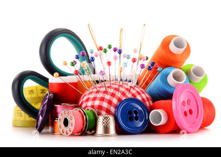 Composition avec les threads sur mesure isolé sur fond blanc Banque D'Images