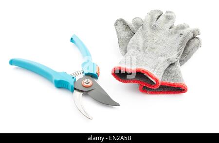 Sécateur et porté des gants de jardinage isolé sur fond blanc Banque D'Images