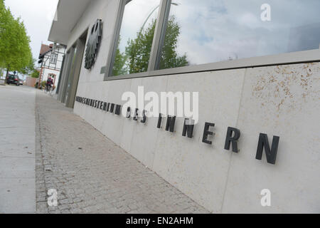 Berlin, Allemagne. Apr 26, 2015. L'aire de réception principale du nouveau ministère de l'intérieur (BMI) à Berlin, Allemagne, 26 avril 2015. En jour et de nuit, 11 000 boîtes de déménagement, 1 500 mètres cubes de bois, et 500 mètres cubes d'ordinateurs et de fournitures ont été portées à l'nouveau ministère avec ses 1 150 bureaux. Le volume total équivaut à 300 camions. Trois entreprises de déménagement partagé la grande mission. Photo : RAINER JENSEN/dpa/Alamy Live News Banque D'Images