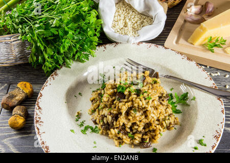 L'Italien risotto aux champignons disposées sur une table en bois Banque D'Images