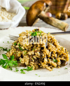 L'Italien risotto aux champignons disposées sur une table en bois Banque D'Images