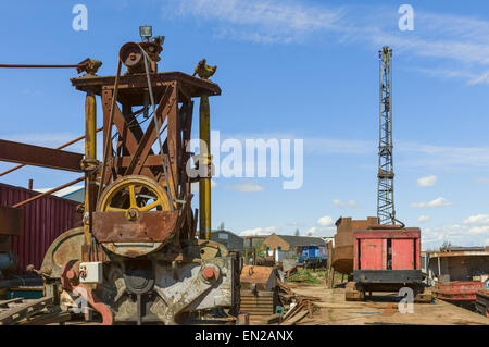 Treuil à l'abandon, grue, et d'autres équipements lourds utilisés pour décharger et charger les marchandises transportées en haut et en bas de la coque de la rivière sur des barges. Banque D'Images