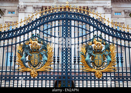 Londres - le 23 décembre : porte du palais de Buckingham le 23 décembre 2014 à Londres Royaume-uni Buckingham palace est la résidence officielle Banque D'Images