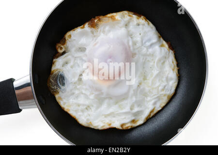 Œuf frit dans une casserole isolated on white Banque D'Images