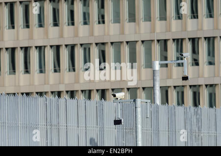 Nouveau siège de la BND le Service fédéral de renseignements de l'Allemagne à Berlin avec clôture et caméras de surveillance. Banque D'Images