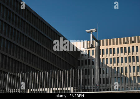 Nouveau siège de la BND le Service fédéral de renseignements de l'Allemagne à Berlin avec clôture et caméra de surveillance. Banque D'Images