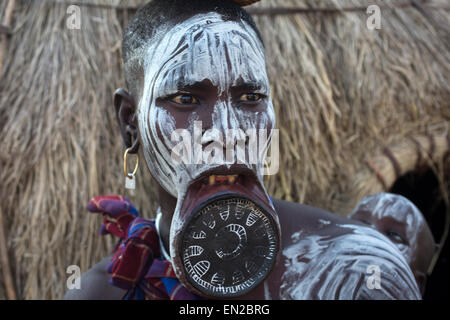 Tribu mursi, dans le sud de l'Éthiopie Banque D'Images