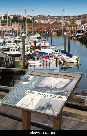 Royaume-uni, Angleterre, dans le Yorkshire, Scarborough, Vieux Port de Vincent's Pier, Albert pontons étrange conseil peinture Banque D'Images