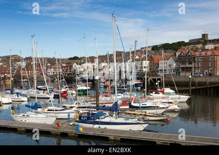 Royaume-uni, Angleterre, dans le Yorkshire, Scarborough, yachts amarrés au Vieux Port Albert pontons étrange de Vincent's Pier Banque D'Images