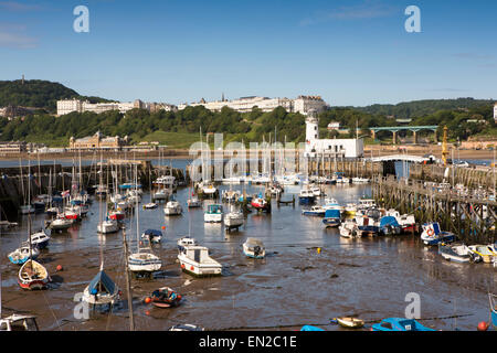 Royaume-uni, Angleterre, dans le Yorkshire, Scarborough, les bateaux de plaisance dans la région de East Harbour, à l'égard de Falaise Banque D'Images