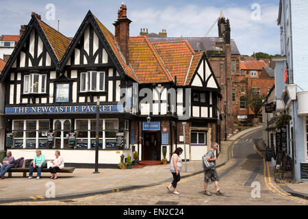 Royaume-uni, Angleterre, dans le Yorkshire, Scarborough, Sandside, le paquet de Newcastle pub ci-dessous Tuthill Banque D'Images