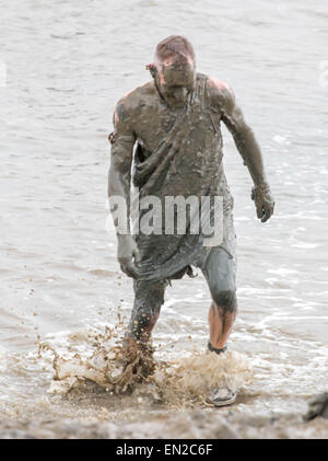 Maldon, Essex, 26 Avr, 2015. concurrents près de finir la course annuelle de Maldon mud Crédit : Darren Attersley/Alamy Live News Banque D'Images