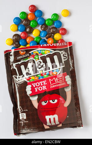 Sac de voter pour vos bonbons au chocolat M&M a ouvert le jeu renversé sur fond blanc Banque D'Images