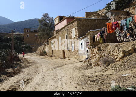 Village Berbère marocain et bâtiments dans le Haut Atlas près de Amizmiz Banque D'Images