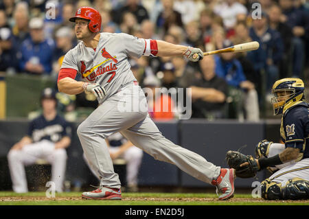 Milwaukee, WI, USA. Apr 25, 2015. Le voltigeur des Cardinals de Saint-Louis Matt Holliday # 7 jusqu'à chauve-souris pendant le match de la Ligue Majeure de Baseball entre les Brewers de Milwaukee et les Cardinals de Saint-Louis au Miller Park de Milwaukee, WI. Cardinaux défait les Brewers 5-3. John Fisher/CSM/Alamy Live News Banque D'Images