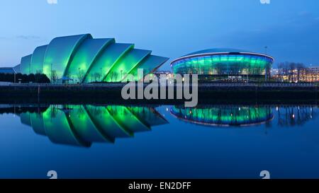 Une image couleur de la réflexion sur la rivière Clyde de la SSE Hydro et SECC à Glasgow Banque D'Images