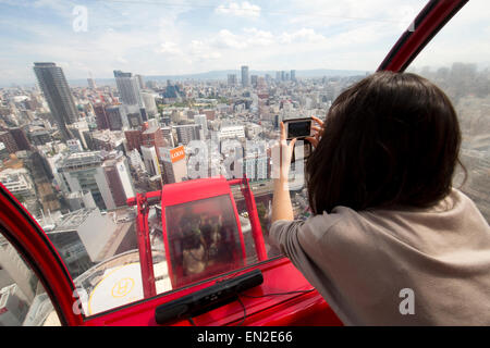 Vue sur une grande roue de Osaka Banque D'Images