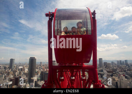 Vue sur une grande roue de Osaka Banque D'Images