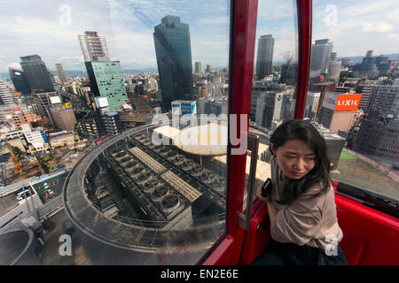 Vue sur une grande roue de Osaka Banque D'Images