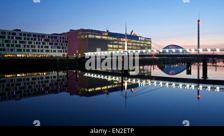 Une image couleur à prendre le soir heure bleue de la BBC studio sur la rivière Clyde, qui se reflète Banque D'Images