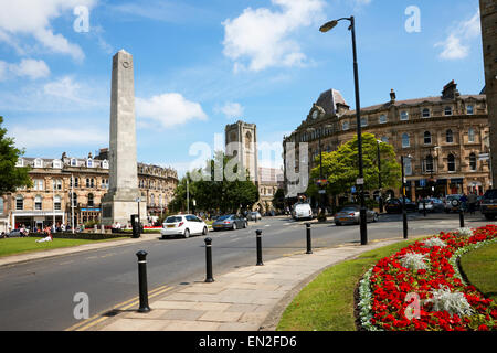 Le centre-ville de Harrogate, à la recherche vers le cénotaphe. North Yorkshire UK Banque D'Images
