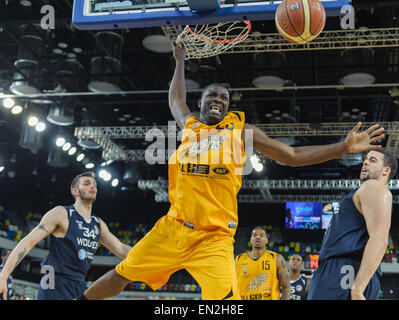 Londres, Royaume-Uni. Apr 26, 2015. BBL Play-Off 1/4 de finale (deuxième étape) London Lions v Worcester Wolves. LionsÕ Olumide Oyedeji Centre [# 23] en action. Crédit : Stephen Bartholomew/Alamy Live News Banque D'Images