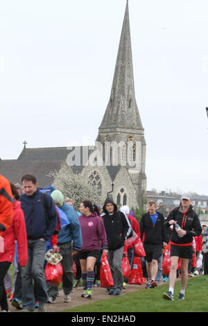 ​​London, UK 26 avril 2015. Blackheah ​Hundreds​ vu à l'avant de l'mile​ of​ 26 exécuter le Marathon de Londres.Le​​Th 3 Marathon de Londres 5 by​ Money​ vierge est parrainé et détient le record mondial Guinness comme étant le plus grand événement annuel de collecte de fonds dans le world​. Records​ cours sont 2:04:29 (2014) Kipsang​ and​ Wilson sur le women's : 2:15:25 (2003) Paula Radcliffe.​ ​ Photo : David Mbiyu/ Alamy Live News Banque D'Images