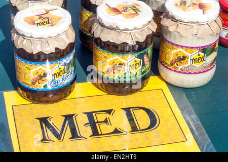 République tchèque le miel dans un verre vendus sur le marché à la ferme Banque D'Images