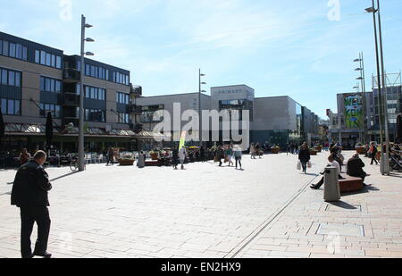 Square dans le centre-ville d'Almere, Flevoland, Pays-Bas, juste au sud de la gare centrale d'Almere Banque D'Images